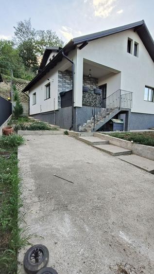 Casă cu 3 camere cu Teren 400 Mp în Hemeiuș