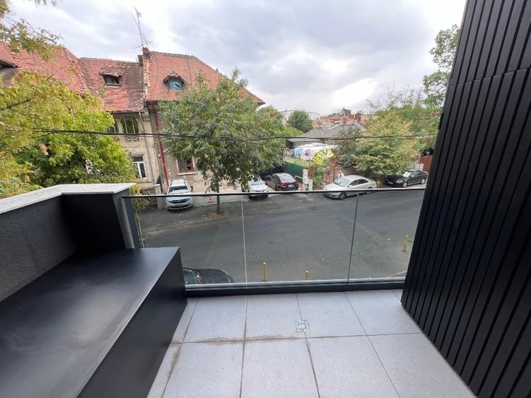 Apartament cu 3 camere semidecomandat, mobilat în Calea Călărașilor