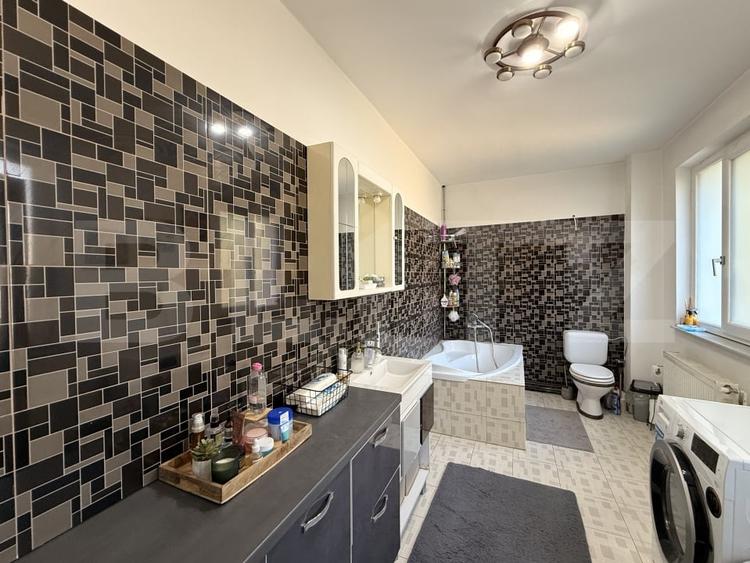 Casă individuală cu 5 camere cu Canalizare în Central