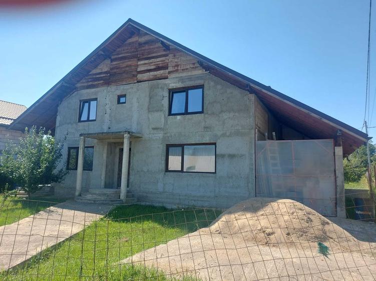 Casă cu 4 camere în Păulești
