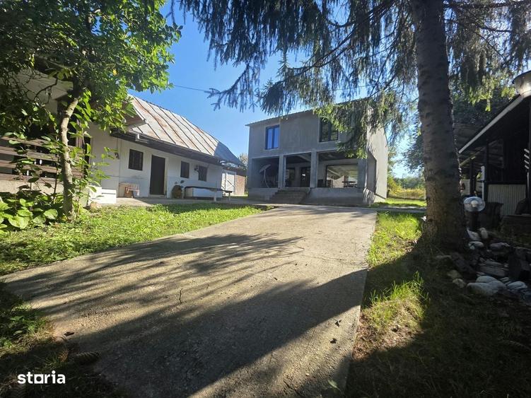 Casă cu 4 camere cu Teren 3300 Mp în Călinești