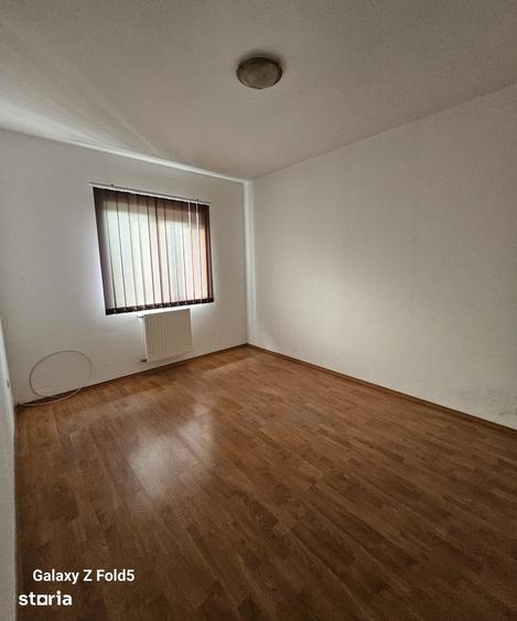 Casă cu 4 camere semidecomandat cu Teren 250 Mp în Europa