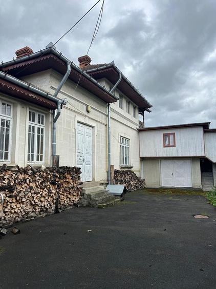 Casă individuală cu 7 camere cu Canalizare în Central