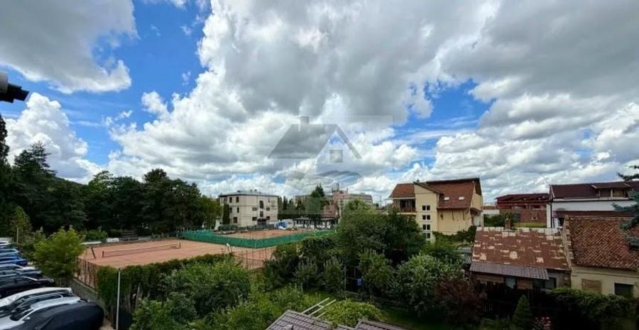 Apartament cu 3 camere decomandat, mobilat în Blumăna
