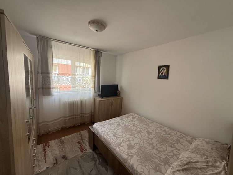 Apartament cu 3 camere semidecomandat, mobilat în Cetate