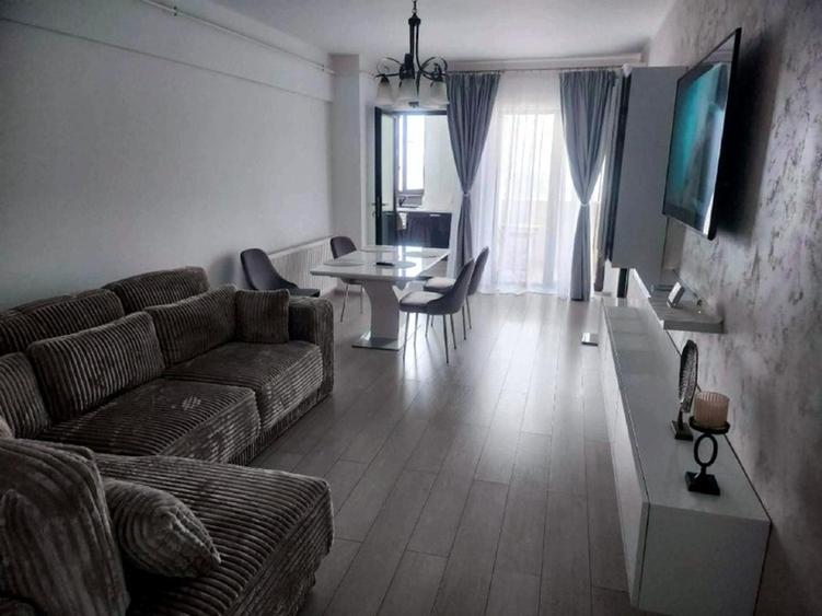 Apartament cu 3 camere decomandat, mobilat în Central