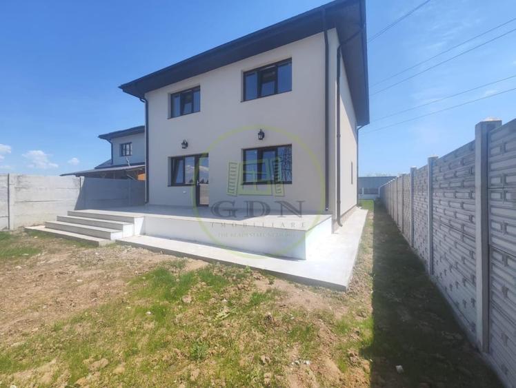 Casă individuală cu 5 camere cu Canalizare în Preajba
