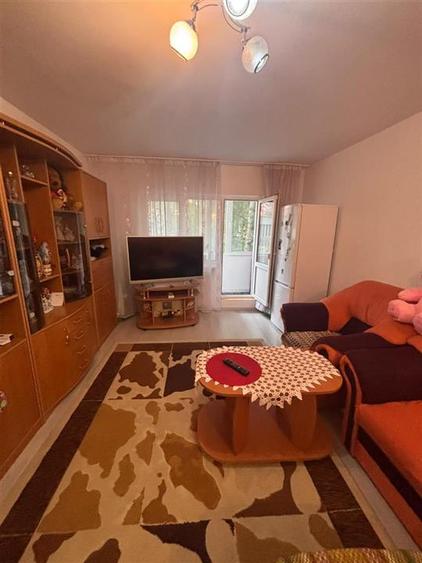 Apartament cu 3 camere decomandat în Calea București