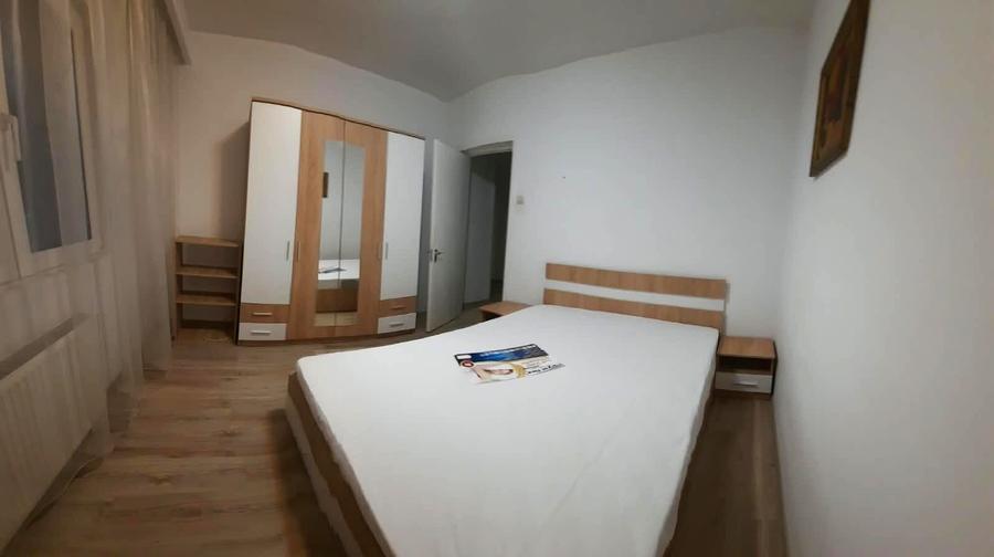 Apartament cu 3 camere decomandat, mobilat în P-ța Victoriei