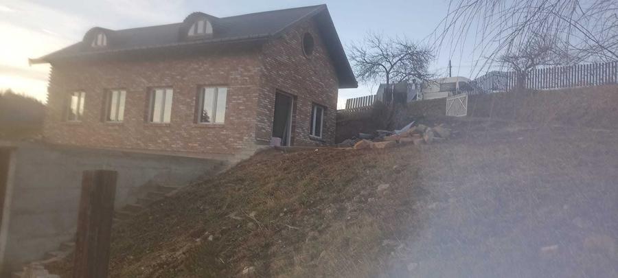 Casă cu 4 camere în Vatra Moldoviței