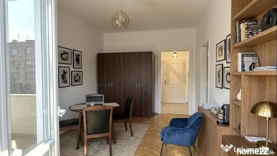 Apartament cu 3 camere semidecomandat în 1 Mai