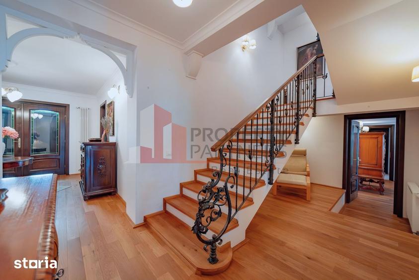 Casă cu 7 camere cu Teren 1250 Mp în IAR