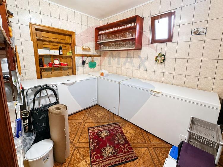 Casă individuală cu 11 camere cu Teren 1010 Mp în Periș