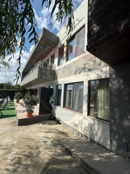 Casă cu 10 camere cu Teren 568 Mp în Corbu