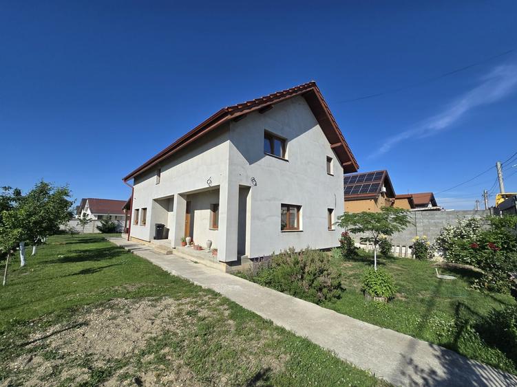 Casă cu 4 camere în Frumușeni