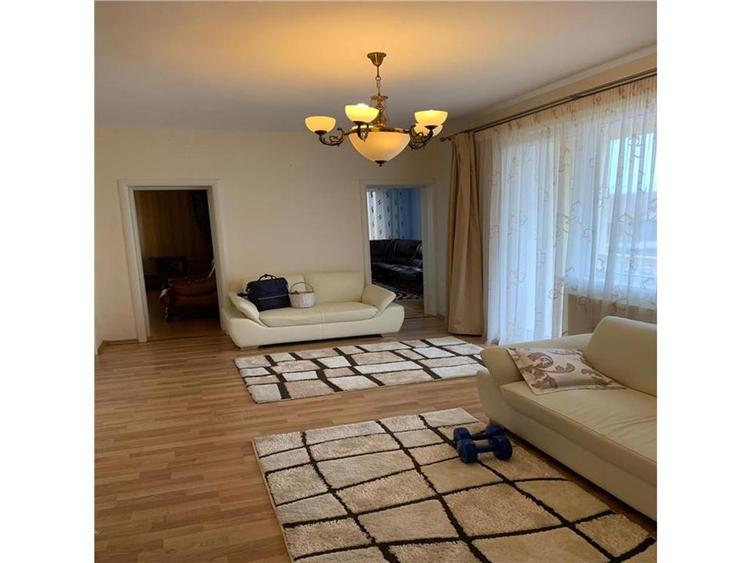 Casă individuală cu 9 camere cu Teren 600 Mp în Gruia