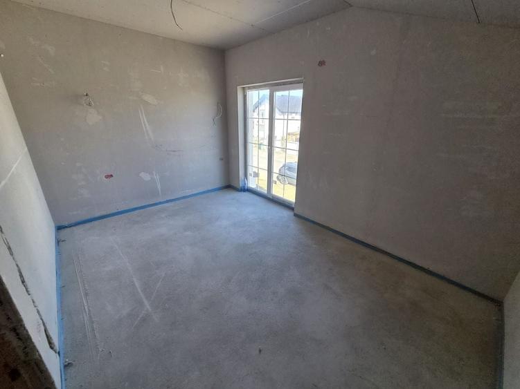 Duplex cu 4 camere cu Canalizare în Moșnița Nouă