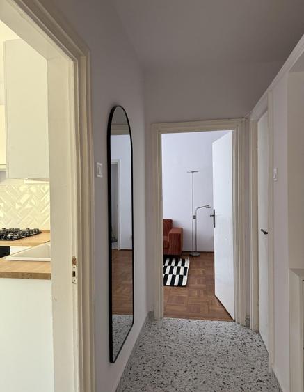 Apartament cu 3 camere semidecomandat, mobilat în P-ța Romană