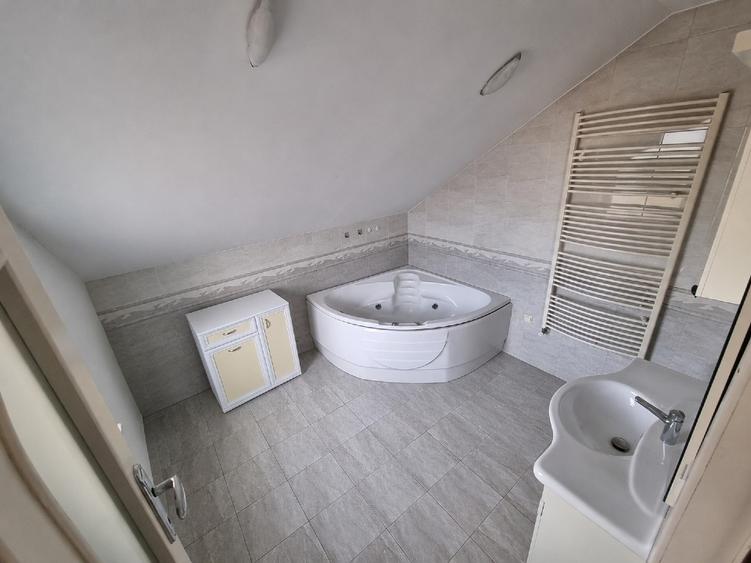 Casă individuală cu 5 camere cu Canalizare în Cristian