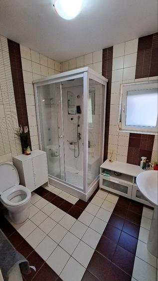Casă individuală cu 5 camere cu Canalizare în 1 Decembrie