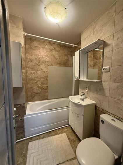 Apartament cu 3 camere semidecomandat în Podu Roș