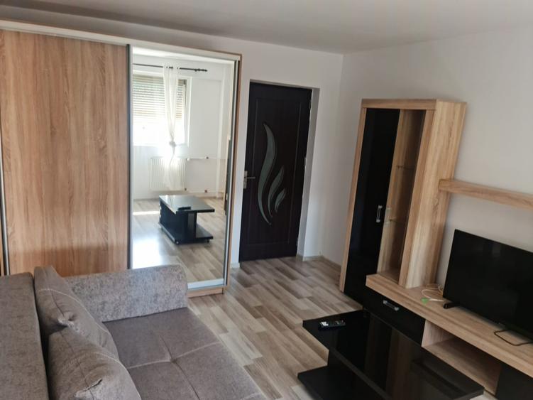Apartament cu 2 camere semidecomandat, mobilat în Victoriei