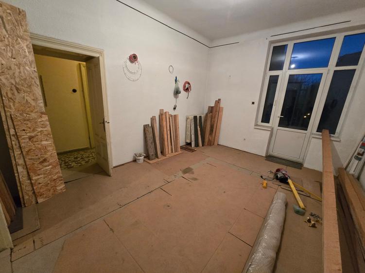 Apartament cu 4 camere semidecomandat în Armeneasca