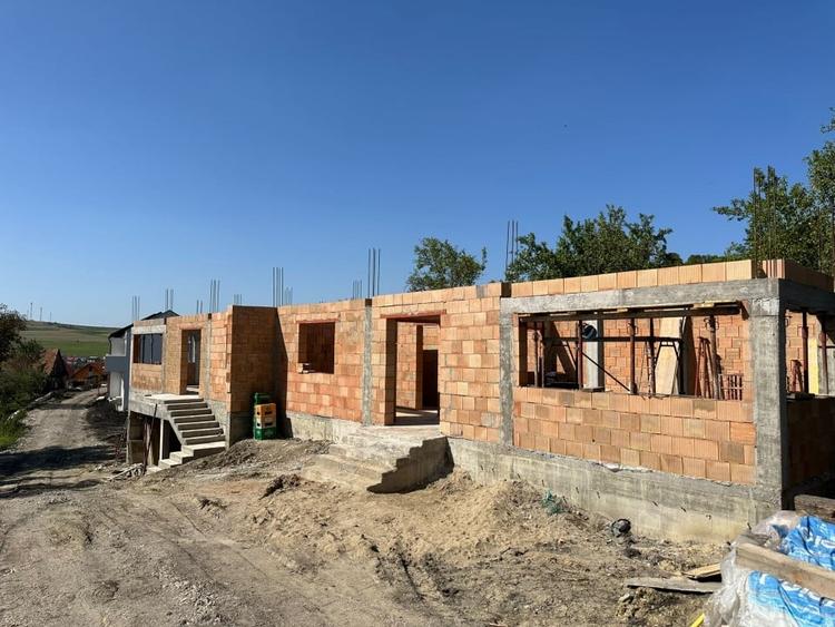 Duplex cu 4 camere cu Canalizare în Chinteni
