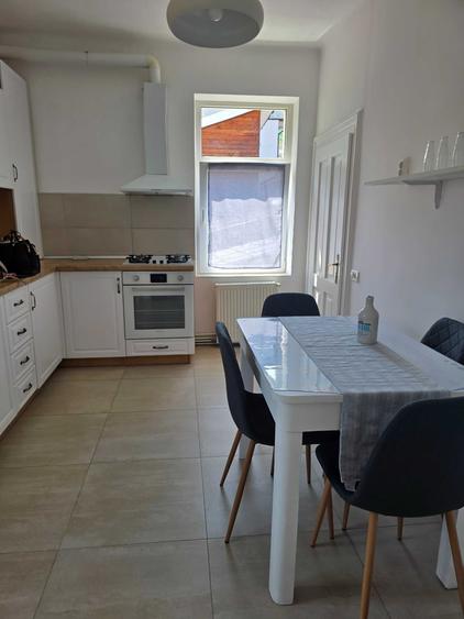 Apartament cu 2 camere semidecomandat, mobilat în Schei