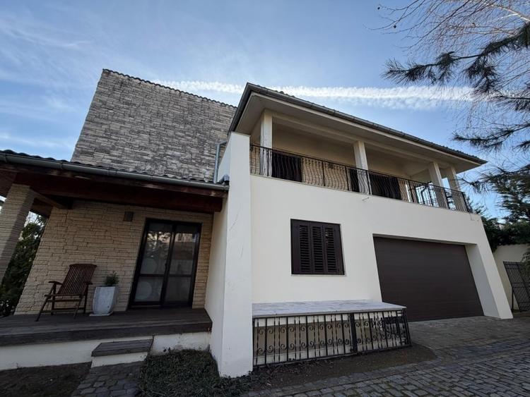 Casă individuală cu 9 camere cu Piscina în Iancu Nicolae