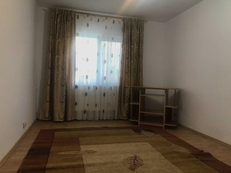 Apartament cu 3 camere decomandat în Nicolina