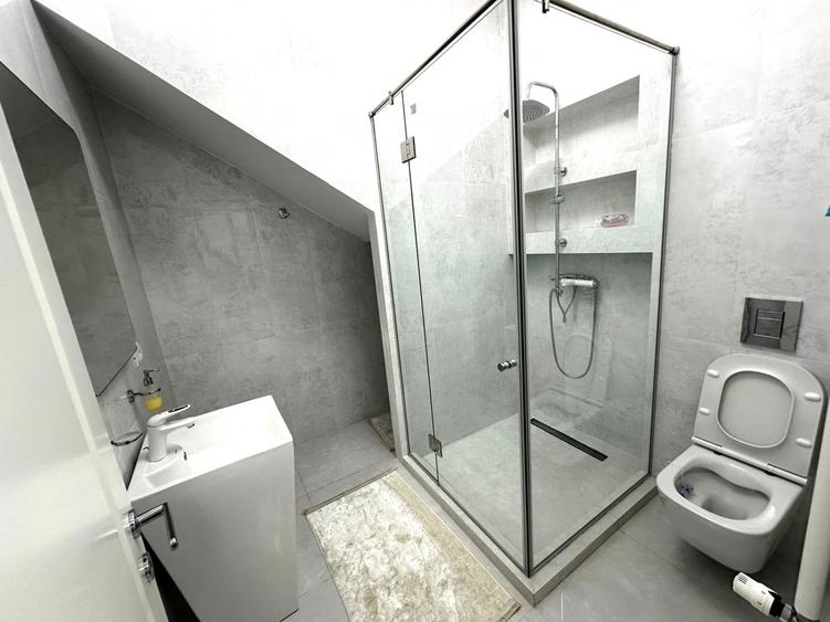 Casă individuală cu 6 camere cu Canalizare în Colentina