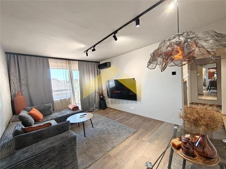 Apartament cu 3 camere semidecomandat, mobilat în Romanilor