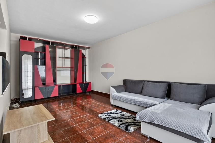 Apartament cu 3 camere semidecomandat, mobilat în Aurel Vlaicu
