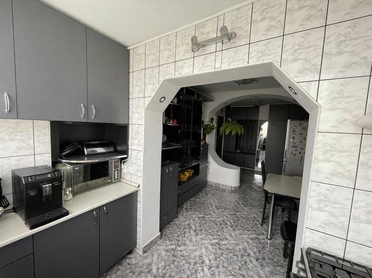 Apartament cu 3 camere decomandat în Salca