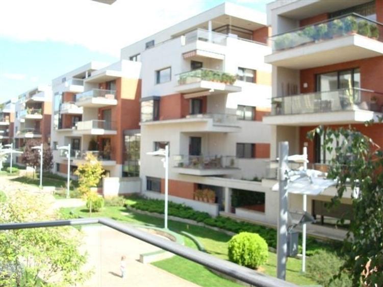 Apartament cu 4 camere decomandat, mobilat în Dorobanți