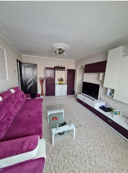 Apartament cu 3 camere semidecomandat în Sânleani