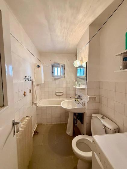 Apartament cu 3 camere semidecomandat în Gojdu