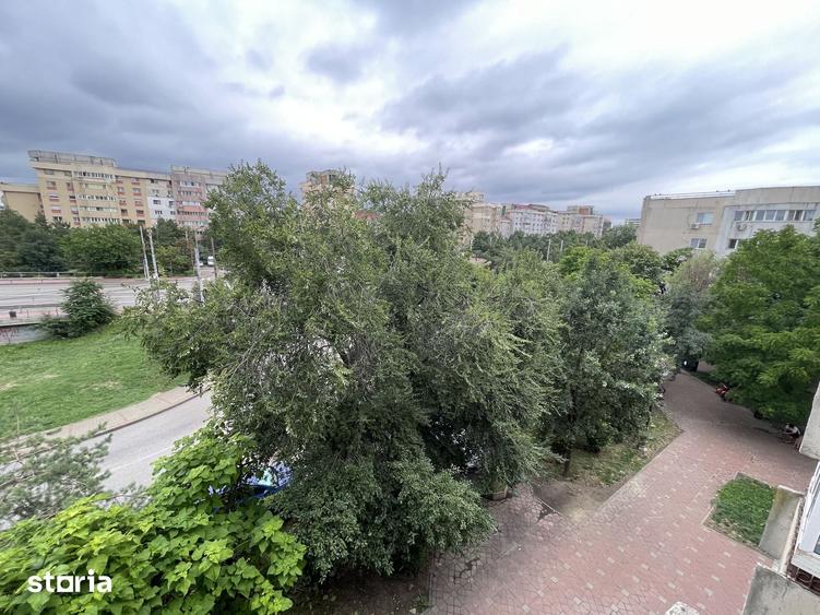 Apartament cu 3 camere decomandat în Nicolina