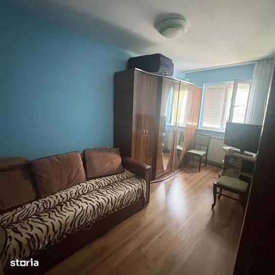 Apartament cu 3 camere semidecomandat în Craiovița Nouă