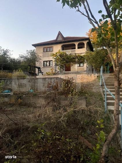 Casă cu 4 camere în Leamna de Sus