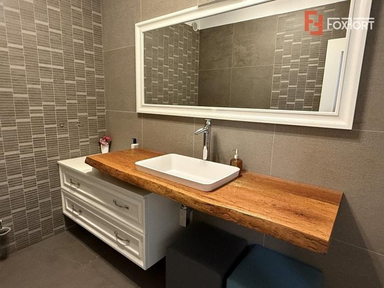 Casă individuală cu 8 camere cu Canalizare în Mehala