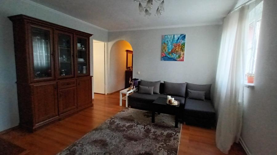 Casă individuală cu 10 camere cu Teren 331 Mp în Petricani