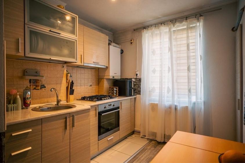 Apartament cu 2 camere semidecomandat în 1 Mai