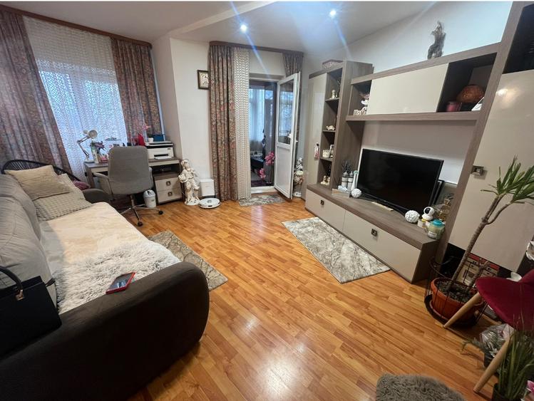 Apartament cu 3 camere decomandat, mobilat în Central