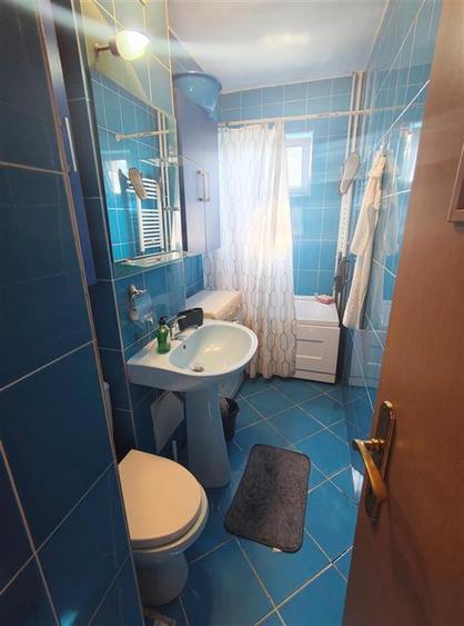 Apartament cu 3 camere semidecomandat, mobilat în Alexandru cel Bun