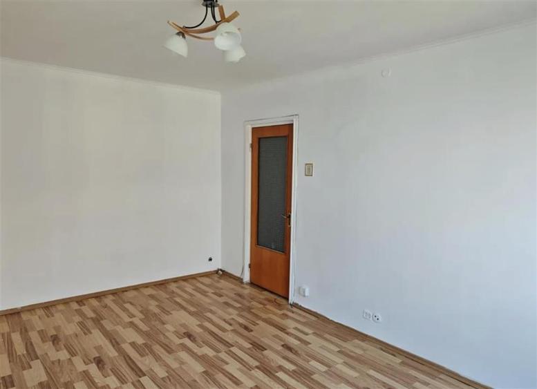Apartament cu 3 camere semidecomandat, mobilat în Berceni