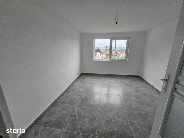 Casă cu 5 camere cu Teren 741 Mp în Dobra