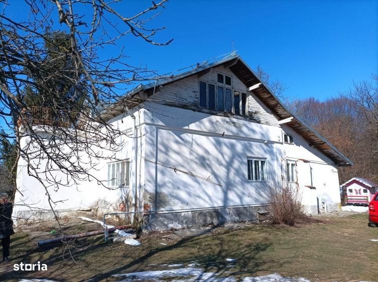 Casă cu 4 camere cu Teren 5950 Mp în Scorțeni