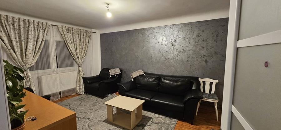 Apartament cu 4 camere decomandat, mobilat în Cornitoiu